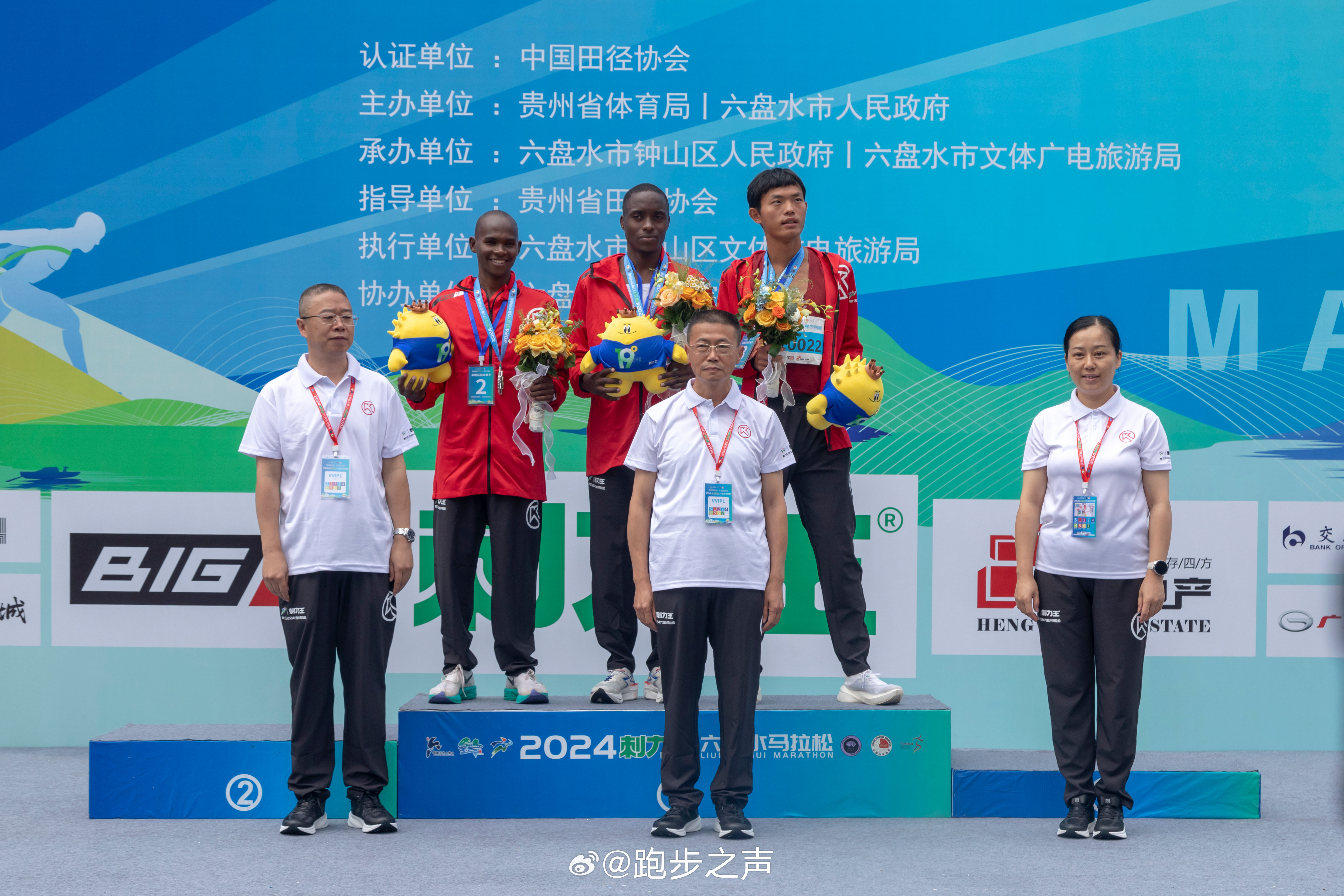 肯尼亚长跑选手领跑全场奋勇拼搏
